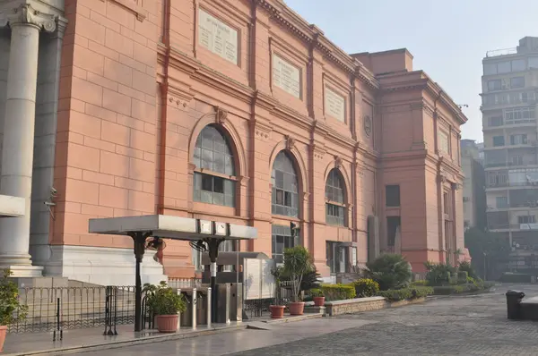 Cairo, Mısır - 02 Ocak 2018, giriş Mısır Müzesi, turistler, Tahrir Meydanı, Kahire, Mısır, sabah erken önünde bekliyor