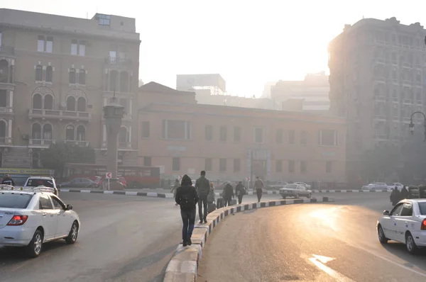 Cairo, Mısır - 02 Ocak 2018, insanlar Mısır Müzesi arkasında sabahın erken saatlerinde karşıdan karşıya geçerken
