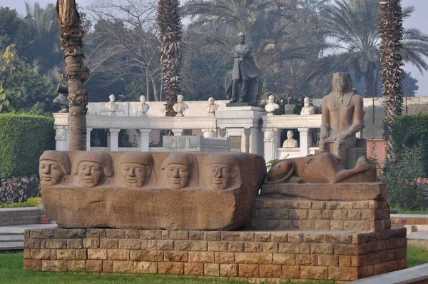 Cairo, Mısır - 02 Ocak 2018, farklı heykeller önünde Tahrir Meydanı, Kahire, Mısır Mısır Müzesi'nde