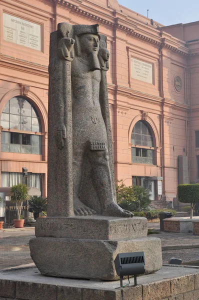 Cairo, Mısır - 02 Ocak 2018, Kral heykeli önünde Tahrir Meydanı, Kahire, Mısır Mısır Müzesi'nde