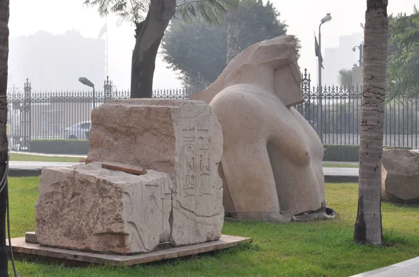 Cairo, Mısır - 02 Ocak 2018, parçaları bir heykel Tahrir Meydanı, Kahire, Mısır önünde Mısır Müzesi'nde