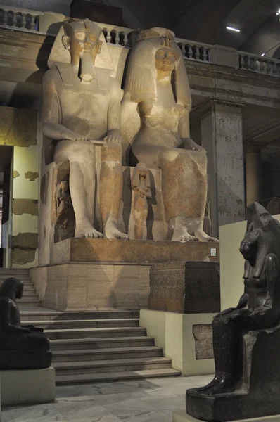 Cairo, Mısır - 02 Ocak 2018, Pharaoh Amenhotep III heykel birkaç ve eşi Tia'nin büyük salonunda müzenin, ana salon Mısır Müzesi, Cairo, Mısır