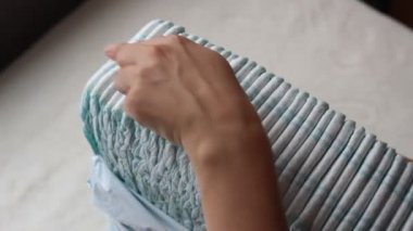 Kız bir parmak bebek bezi üzerinde çalışan yakın çekim