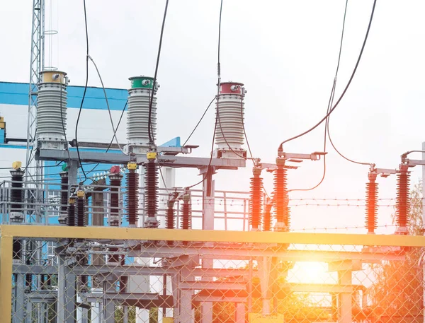 Transformador de potencia en conmutación de alto voltaje en subestación eléctrica moderna, central eléctrica y puesta del sol —  Fotos de Stock