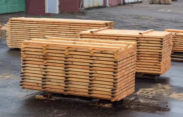 Gondosan halmozott deszkák fafeldolgozó üzem, halom palánkburkolat — Stock Fotó