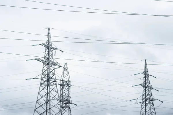 Tres torres eléctricas en el fondo del cielo, tensión —  Fotos de Stock