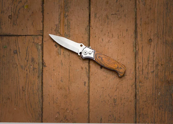 Нож на коричневом деревянном полу, убийство, ограбление — стоковое фото
