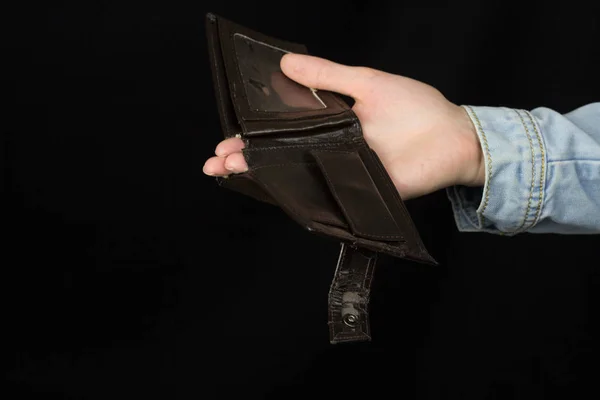 검은 배경, 클로즈업, 학생에는 오래 된 홀리 지갑 들고 여자의 손 — 스톡 사진