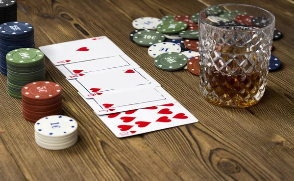 Poker fişleri kartı alkol, ahşap arka plan, kumar — Stok fotoğraf
