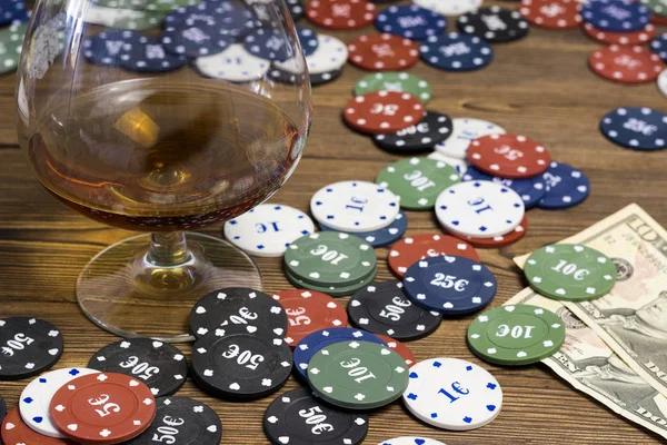 Poker chips tarjeta de alcohol y juegos de azar —  Fotos de Stock