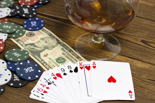 Pokermarker kort alkohol och hasardspel — Stockfoto