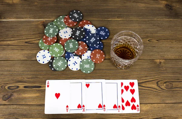 Μάρκες πόκερ κάρτα χέρι αλκοόλ, ξύλινο υπόβαθρο — Φωτογραφία Αρχείου
