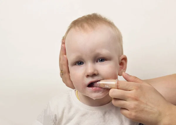 Matka czyści zęby za mało jej córka, białe tło, zbliżenie, portret — Zdjęcie stockowe