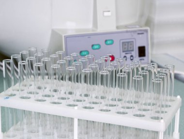 Boş test tüpleri için tıbbi bir arka plan üzerinde kan