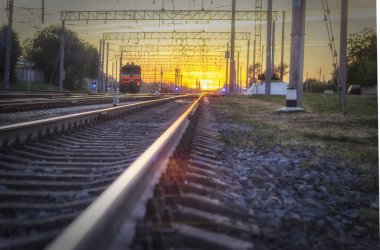 Demiryolu yük treni bir arka planda turuncu bir günbatımı arka planda