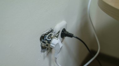 Kablonun kırık bir elektrik prizine takılı olduğundan