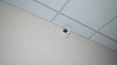 CCTV duvardaki surve beyaz tavan altında bulunur