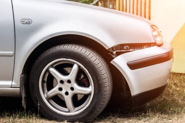 Kırık ön tampon, arabayla zarar