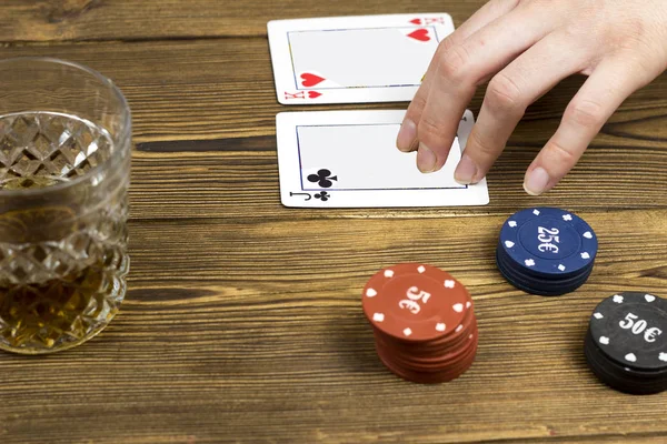 Fichas de póquer mano alcohol tarjeta, fondo de madera, juego —  Fotos de Stock