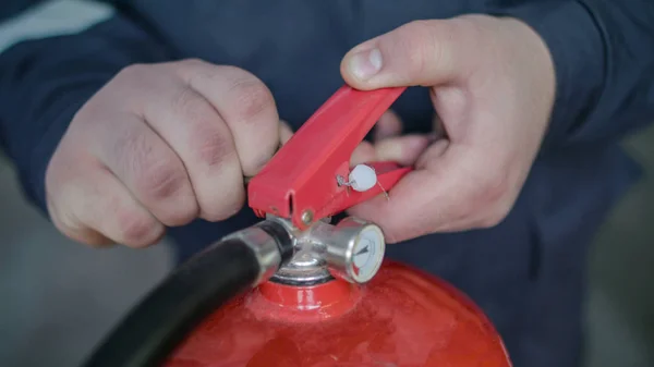 Instruktören lär användning av en brandsläckare, närbild — Stockfoto