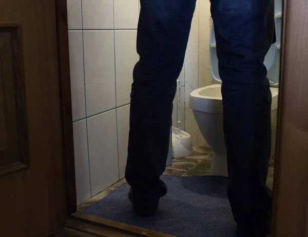 Un homme urine dans les toilettes, jambes des hommes, problèmes de santé, prostatite et adénome — Photo