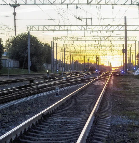 Ferroviária, vários caminhos, pôr do sol — Fotografia de Stock