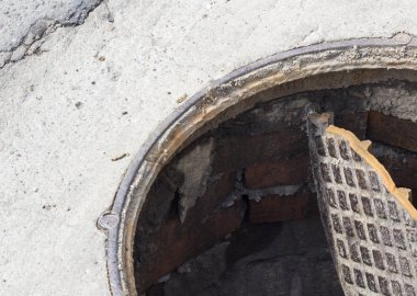 Kanalizasyon kapağı kırılmış, drenaj kapağı aç