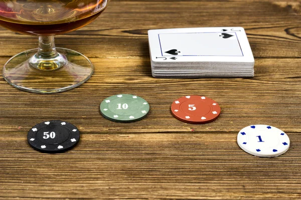 Poker chips tarjeta de alcohol, fondo de madera —  Fotos de Stock