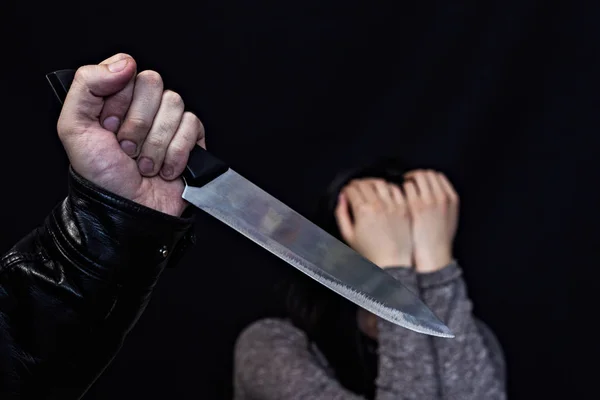 ナイフで、背景に少女は男の手が泣いていると、黒の背景 — ストック写真