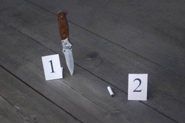 Saplama ve katlama bıçakta bir ahşap arka plan, kanıt ve soruşturma, yakın çekim