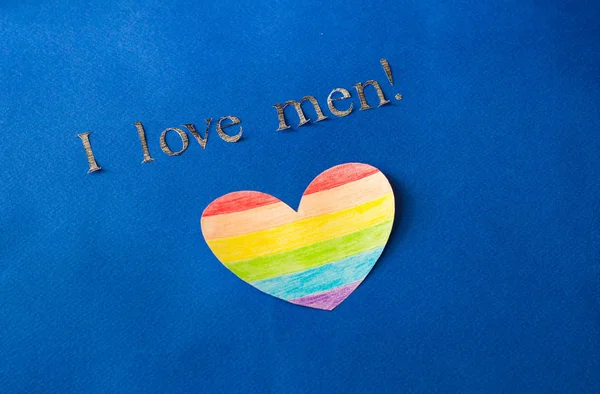 Serca w postaci flagi Lgbt na niebieskim tle i napis kocham mężczyzn, pojęcie lgbt, homoseksualizm — Zdjęcie stockowe