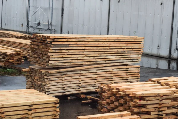 Gondosan halmozott deszkák fafeldolgozó üzem, halom palánkburkolat — Stock Fotó