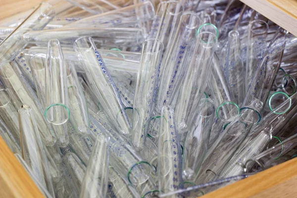 Muchos tubos médicos de vidrio, farmacéuticos y de laboratorio — Foto de Stock