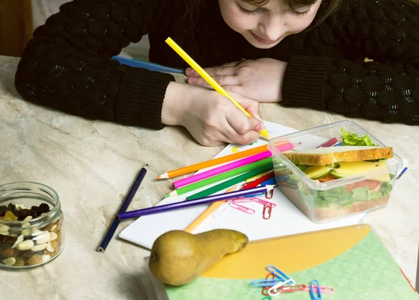 女の子レッスン、サンドイッチ、フルーツ、ナッツ、教科書、鉛筆、サンドイッチにあるテーブルの上 — ストック写真