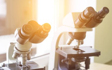 İki mikroskoplar stand laboratuvar, yakın çekim, güneş ışığı