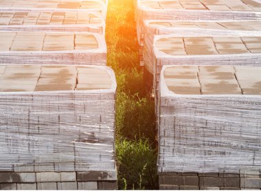 harç, tuğla ve güneş paletleri ile parke döşeme yapılmış