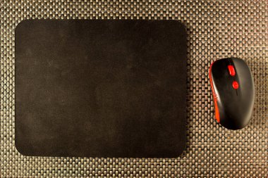 Bilgisayar mat ve bilgisayar fare hasır üstünde mendil, yakın çekim doku