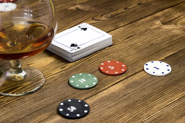 Μάρκες πόκερ κάρτα αλκοόλ, ξύλινο υπόβαθρο, γυαλί — Φωτογραφία Αρχείου