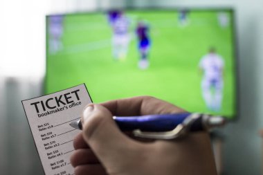 Erkekler elleriyle bir bilet bahis'ın ofisi, Tv show futbol, Şampiyonlar Ligi, spor bahisleri, yakın çekimler