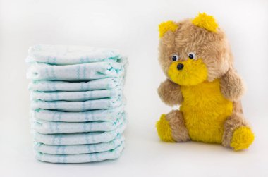 Beyaz bir arka plan ve bebek oyuncak ayı yavrusu memnun etmektedir