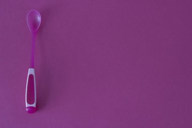 Çocuk kaşık pembe bir arka plan üzerinde