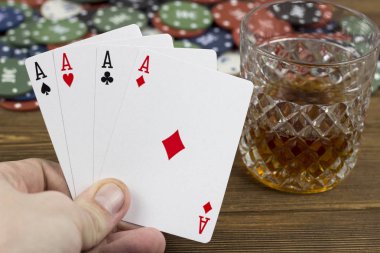 Kart alkol ahşap arka plan poker fişleri