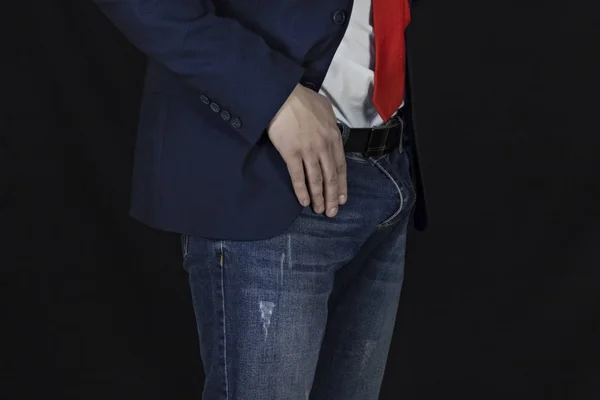 Mannelijke zakenman in een pak met een erectie, zwarte achtergrond — Stockfoto