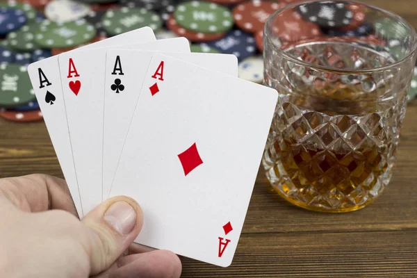 Poker žetony kartu alkohol dřevěné pozadí — Stock fotografie