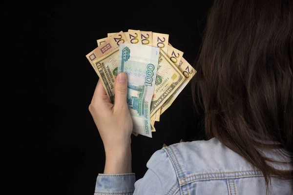 여자 돈, 달러, 유로, 근접, 러시아 돈 들고 검은 배경 — 스톡 사진