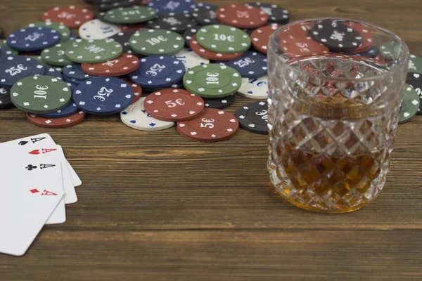 Poker chips tarjeta alcohol —  Fotos de Stock