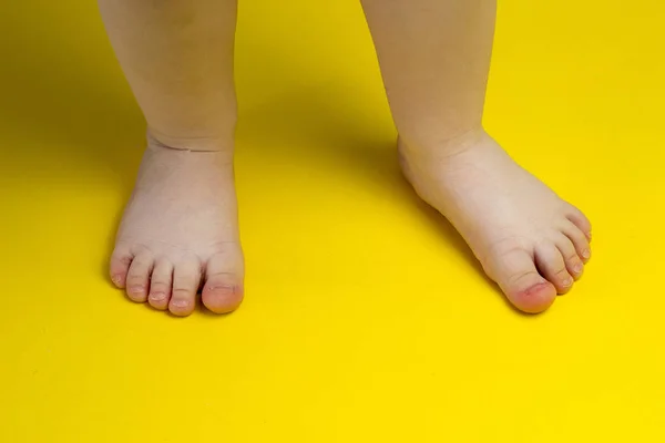 노란색 바탕에 아기 발 — 스톡 사진