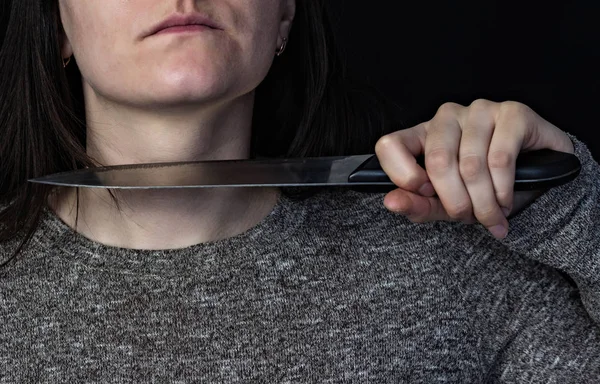 Lány hozza kés ő torok, fekete háttér — Stock Fotó