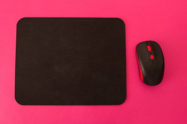 Bilgisayar fare ve fare pembe bir arka plan üzerinde