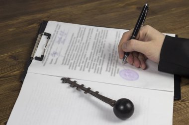 Satın alma bir garaj, garaj anahtarı, kalem, sözleşme, el